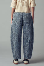 Load image into Gallery viewer, Leopard Print Barrel Straight Denim Pants