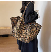 Load image into Gallery viewer, Leopaed Print Tote Bag