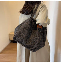 Load image into Gallery viewer, Leopaed Print Tote Bag