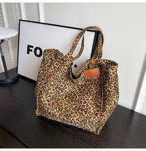 Load image into Gallery viewer, Leopaed Print Tote Bag