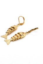 Load image into Gallery viewer, Medium Articulated Gold Fish Earrings