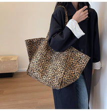 Load image into Gallery viewer, Leopaed Print Tote Bag