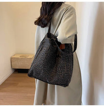 Load image into Gallery viewer, Leopaed Print Tote Bag