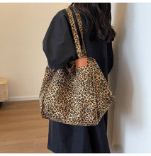 Load image into Gallery viewer, Leopaed Print Tote Bag