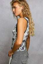 Load image into Gallery viewer, Floral Button Tank