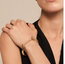 Load image into Gallery viewer, Estas Grillado Shackle Bracelet Gold