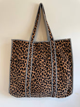 Load image into Gallery viewer, Leopard Quilted Velvet Tote Bag