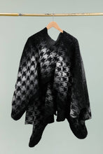 Load image into Gallery viewer, Houndstooth Poncho Noir