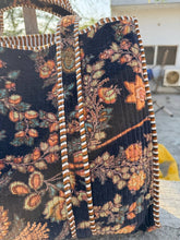 Load image into Gallery viewer, Vardan Velvet Tote Bag