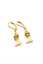 Load image into Gallery viewer, Small Articulated Gold Fish Earrings