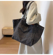 Load image into Gallery viewer, Leopaed Print Tote Bag
