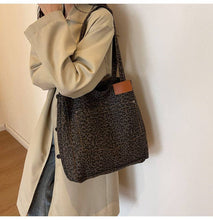Load image into Gallery viewer, Leopaed Print Tote Bag