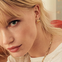 Load image into Gallery viewer, UNO Heart Earrings Gold